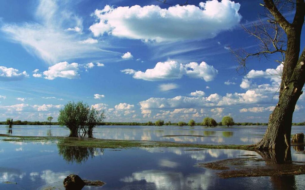 gdzie jechać na wakacje bez tłumów